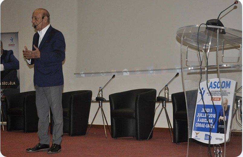 Jacques Séguéla, bras ouverts, lors de sa conférence aux ASCOM